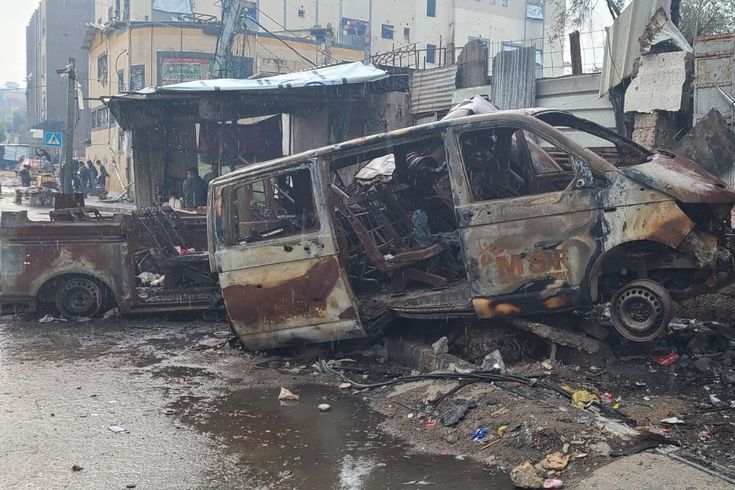 En förstörd ambulans från Läkare Utan Gränser i Gaza december 2023.